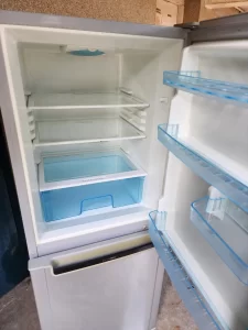 “Frigobar usado: a solução para ter bebidas sempre geladas no seu quarto”插图